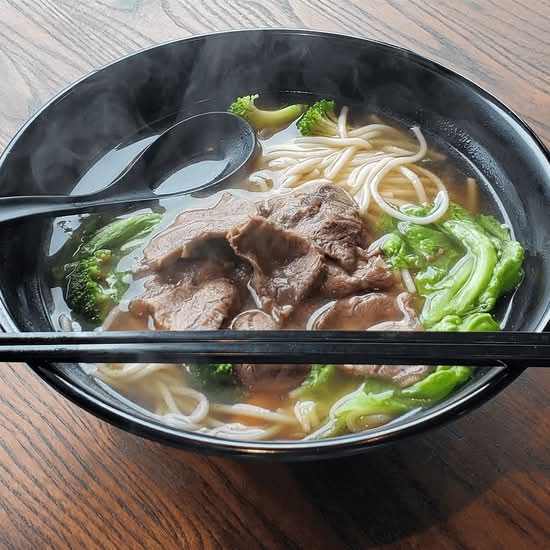 M4. Beef Shank Rice Noodles or Noodles Soup 牛腱汤